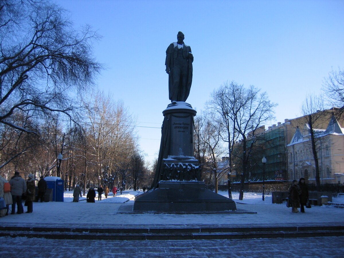 памятник грибоедову в москве