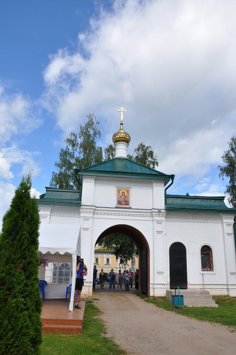 Вход в обитель.