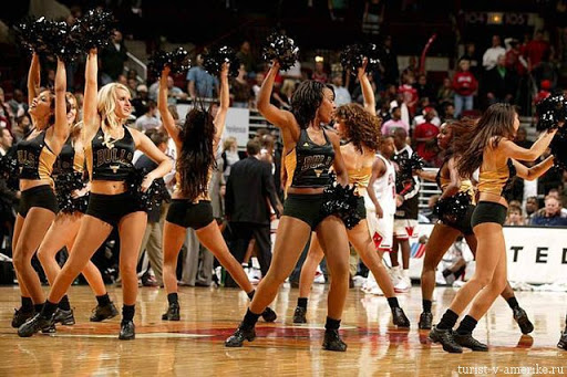 Группа поддержки на матче по баскетболу