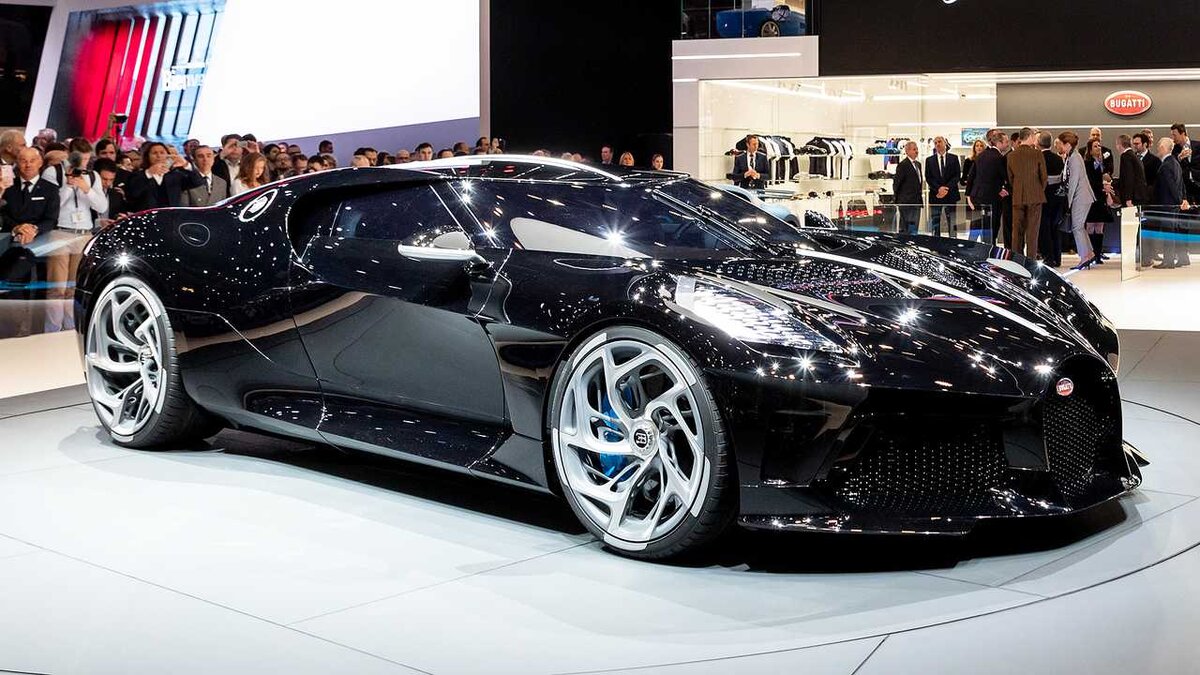 Компания Bugatti представила на Женевском автосалоне уникальный гиперкар La Voiture Noire, построенный в единственном экземпляре. Стоимость новинки составила 11 млн евро (примерно 820 млн руб.), тогда как с учетом налогов машина может обойтись покупателю в 16,5 млн евро (около 1,2 млрд руб.). Такой ценник делает купе самым дорогим новым автомобилем в мире.
Особый гиперкар выпущен в рамках празднования 110-летнего юбилея французской марки, основанной Этторе Бугатти в 1909 году. При этом сам автомобиль посвятили знаковой модели Bugatti Type 57 SC Atlantic 1936 года выпуска.