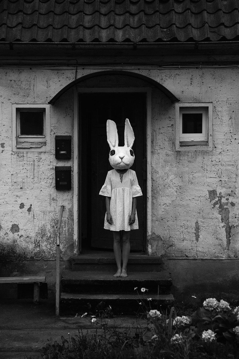 "..взгляд притянул стоящая девочка в маске белого плюшевого кролика. Она просто стояла и смотрела в их сторону.."