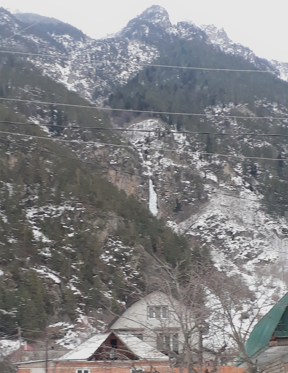 Даже водопады в  горах замерзли. Фото автора.