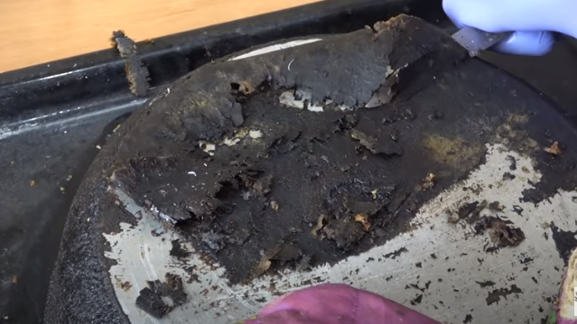 Весь нагар очень легко счищается любым ножом