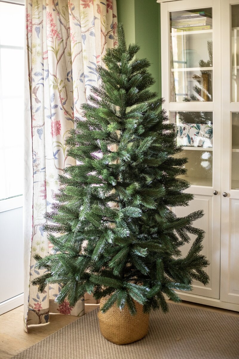 Расправляем все веточки, а подставку декорируем плетеной корзиной.