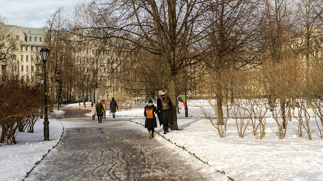 Начинаем прогулку с Некрасовского сада. Здесь раньше располагался пруд, именовавшийся Лиговским бассейном