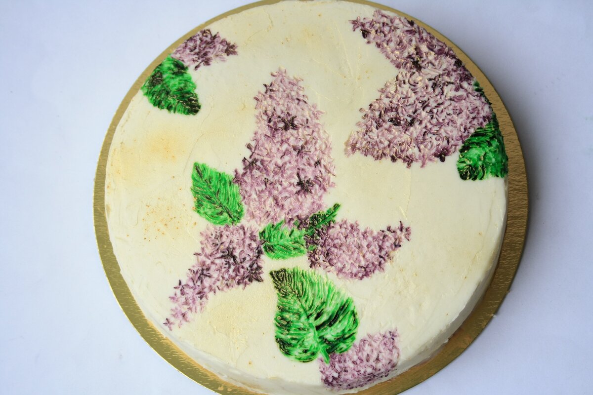 Тортик 2017 года. Это был первый рисунок на торте. Результат не особо меня устроил, но я извлекла урок, поняла ошибки) 