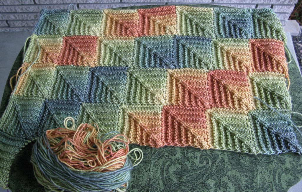 вязание энтерлак спицами. квадраты спицами видео. шапка с узором квадраты спицами по кругу. техника вязания энтерлак энтрелак. шапка квадрат спицами.