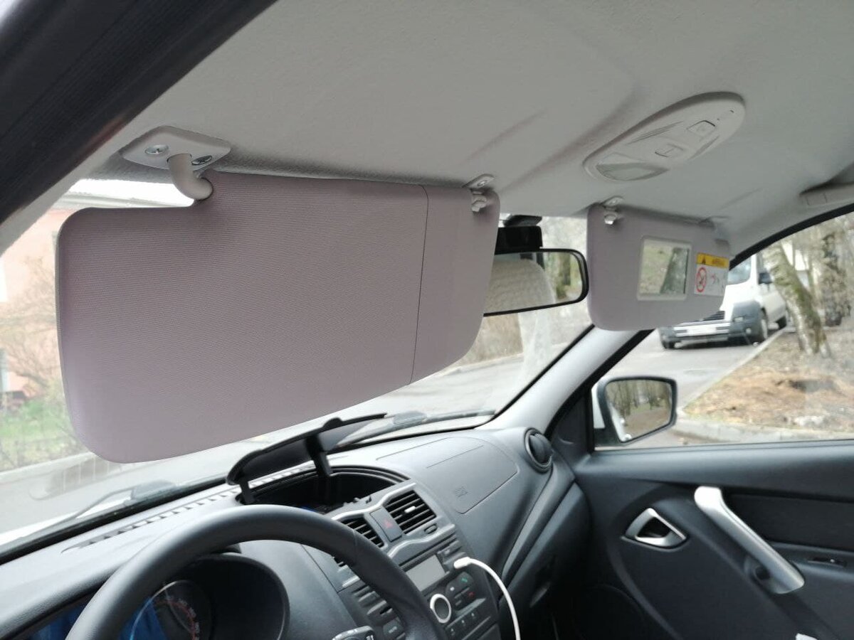 В Ладе Гранта нет зеркала на водительском козырьке. И это крайне неудобно. Фото Светы Давыдовой