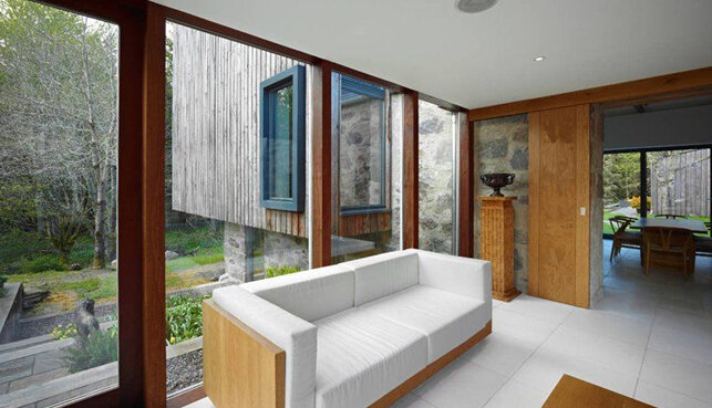 Натяжные потолки универсальны: можно подобрать оформление для любых стилей интерьера