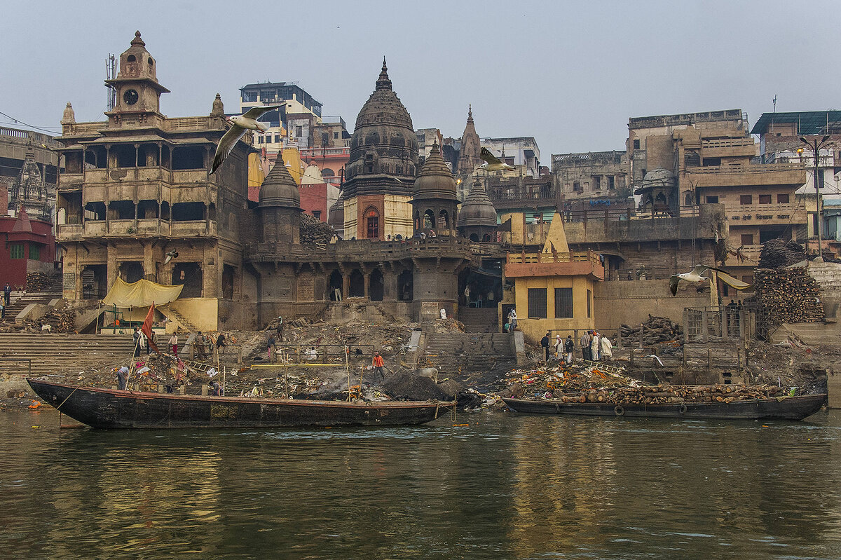 Бенарес варанаси. Набережная варанаси. Город варанаси река ганг. Найти город в индии. Варанаси трущобы.