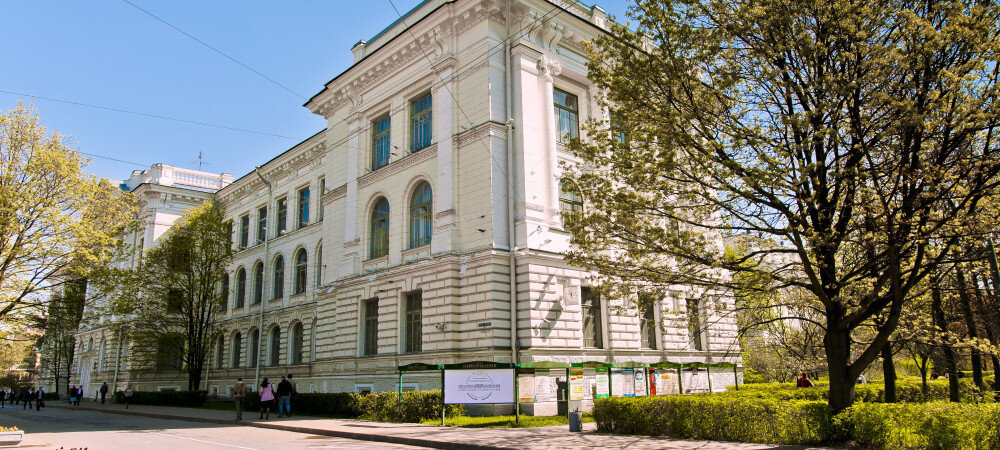 Главный корпус был заложен в 1899 году и построен в конце 1901 года по проекту архитектора Эрнеста Вирриха вместе с остальным комплексом зданий – первого в России университетского городка европейского типа.