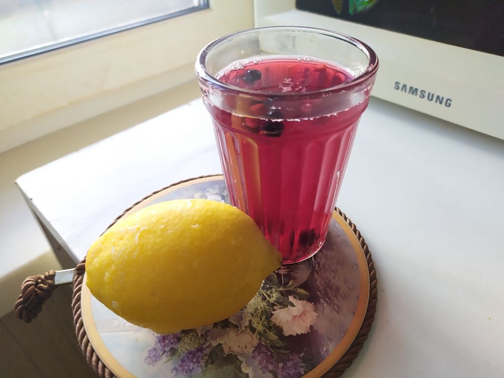 И стакан гранёный, как в детстве! Купила по случаю недавно несколько гранёных "советских" стакана)