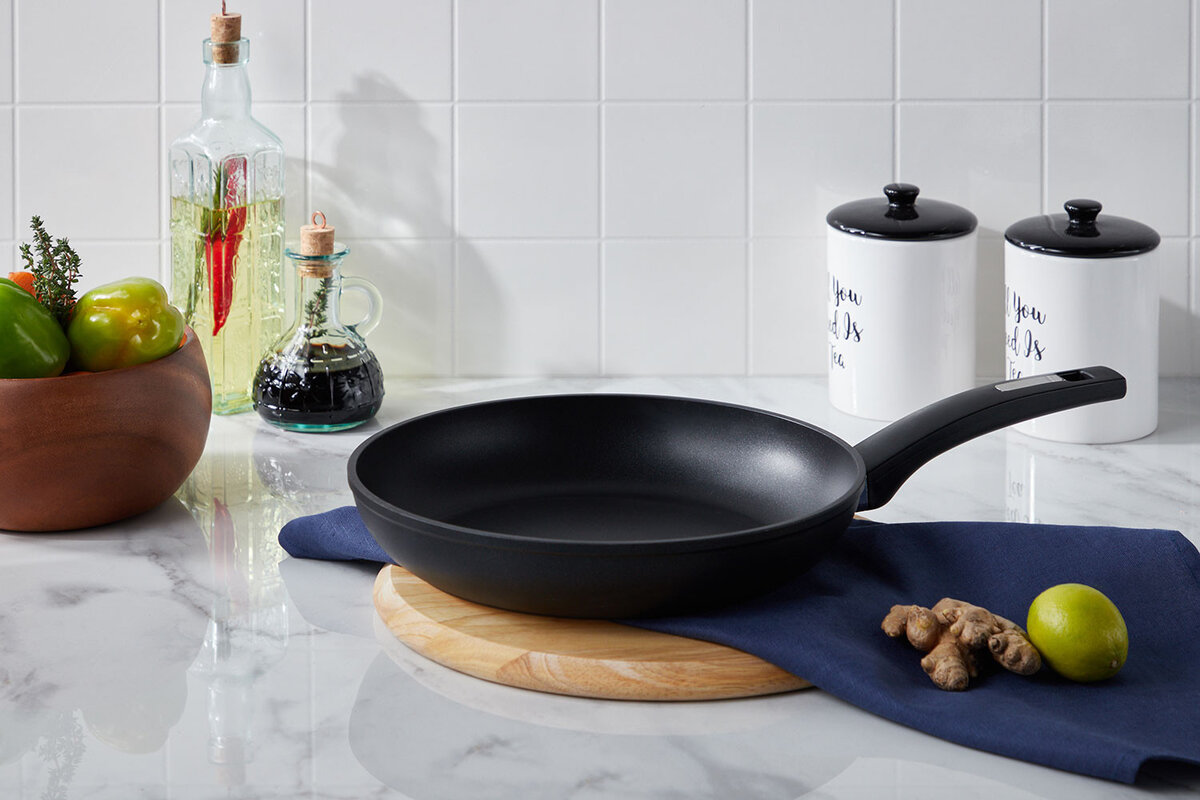 Сковорода Milford позволит с меньшими усилиями и на любом типе плиты приготовить бефстроганов, рыбные стейки, тушеные овощи, оладьи. Благодаря антипригарному покрытию можно с минимальным количеством масла прожарить продукты до аппетитной хрустящей корочки. Индукционное дно и утолщенные бортики из кованого алюминия прогреваются быстро и равномерно. Не нагревающееся покрытие ручки сводит к минимуму риск обжечься. Изделие устойчиво к коррозии, износу, мытью в посудомоечной машине.