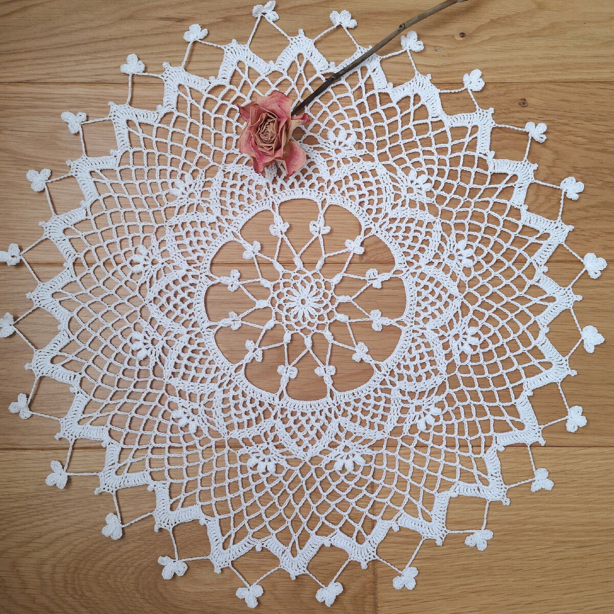 Круглая салфетка с"летящей" каймой