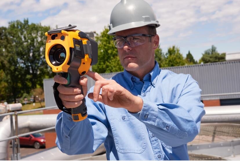 Техник настраивает фокус на тепловизоре Fluke Ti401 PRO