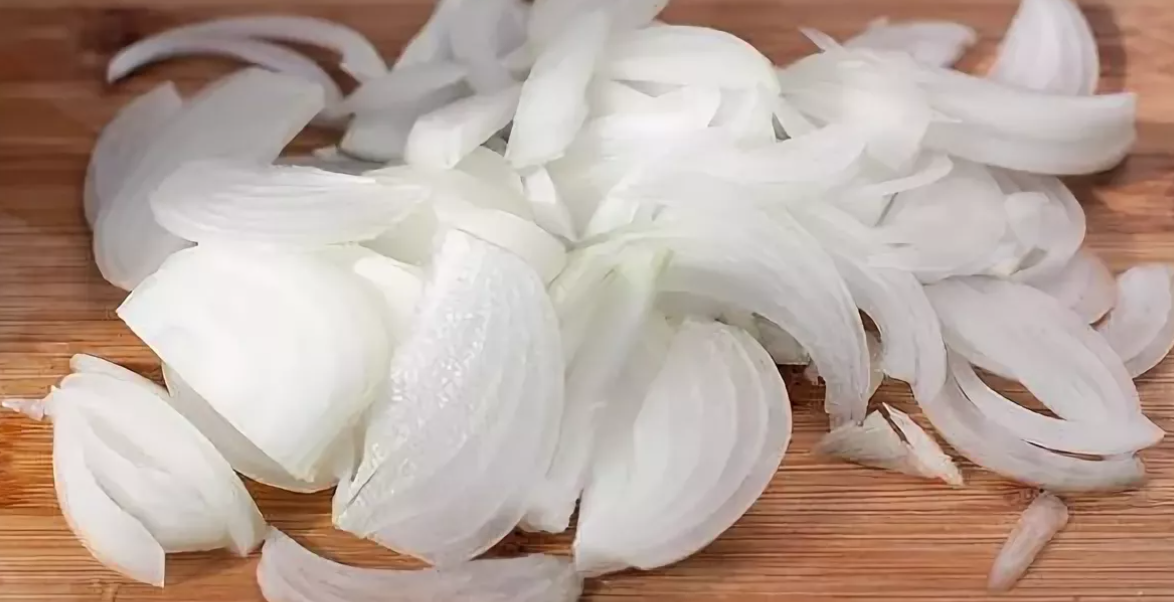 порезать пером репчатый лук. нарезать лук перьями. репчатый лук перьями нарезать. лук режем пером. репчатый лук перьями нарезать.