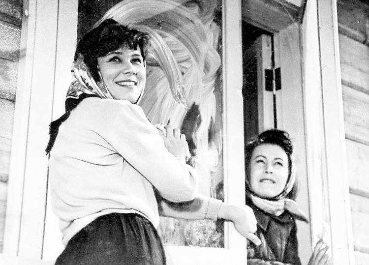 Люсьена Овчинникова в картине «Девчата»