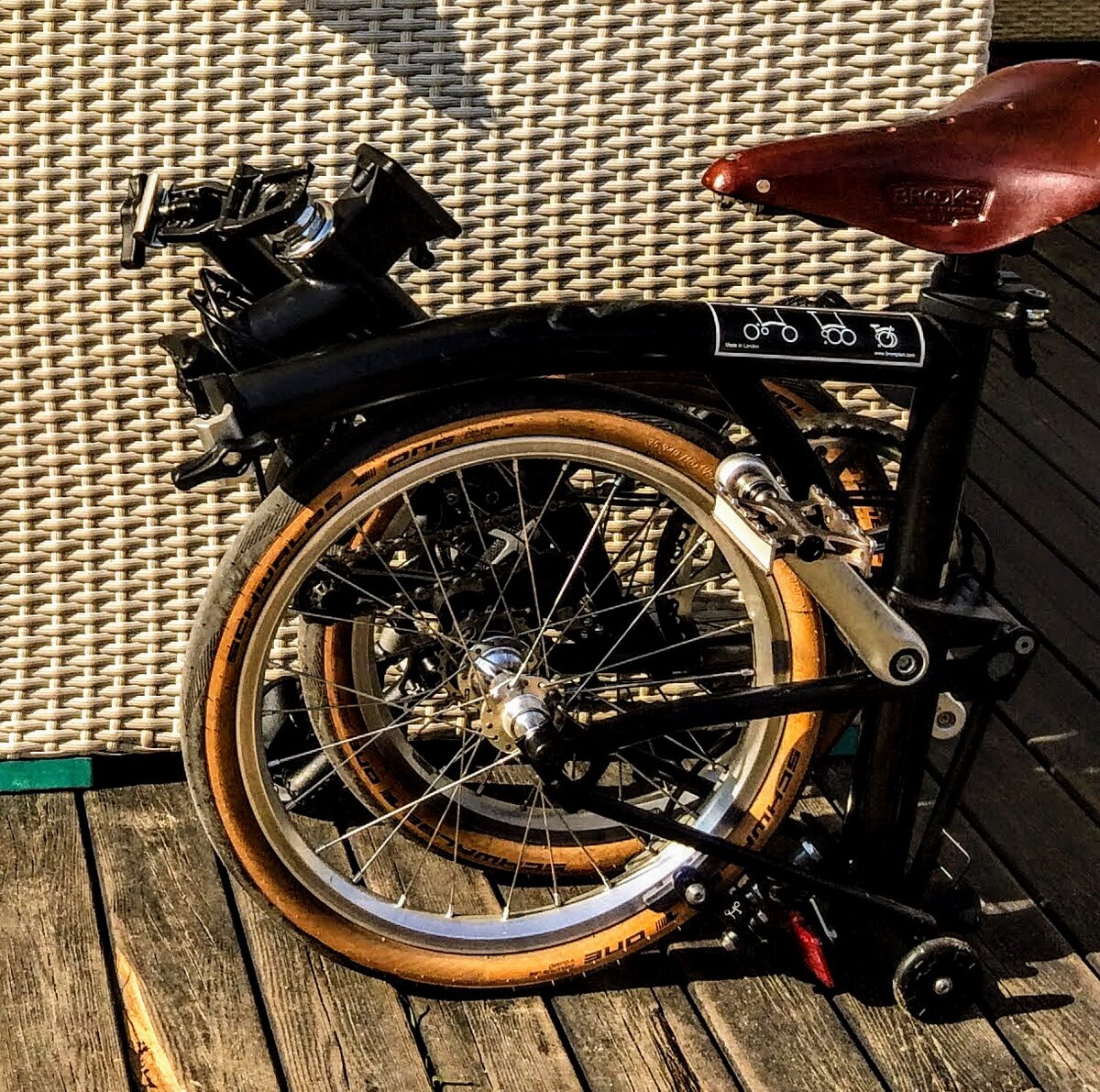 Цвет рамы всегда можно оттенить яркими аксессуарами