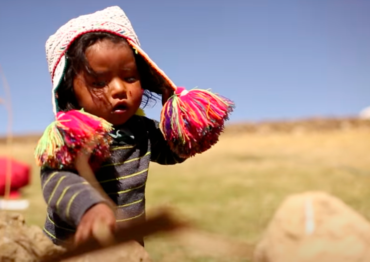 Даже если мальчик ещё не может вязать, чулло он уже должен носить