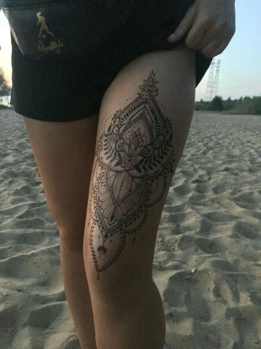 Мехенди в орнаментальном стиле на бедре