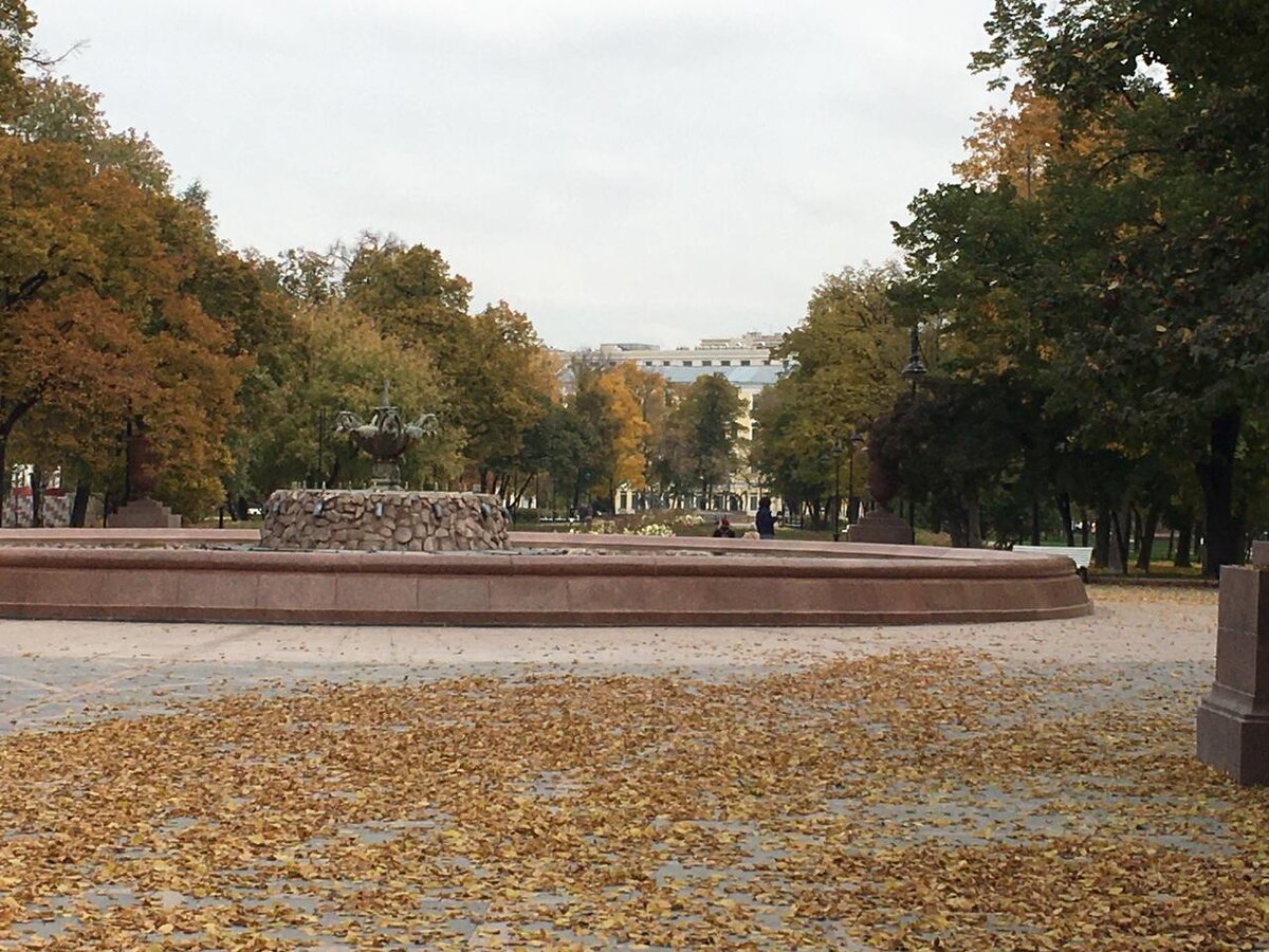2. Репинский сквер. Вход. (фото автора).