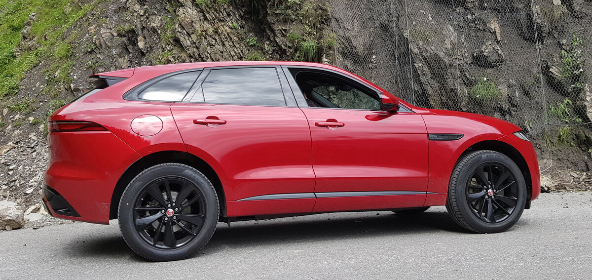 Jaguar F-Pace D300 трудно заставить ехать медленно