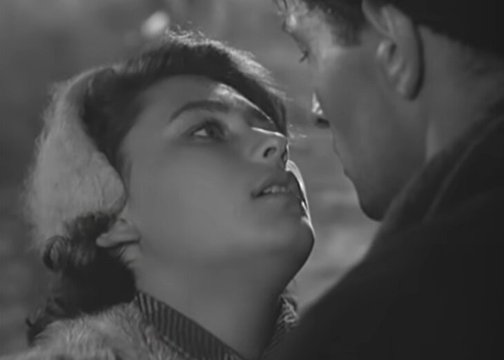 Кадр из фильма «Дело было в Пенькове» (1957). Скриншот. На Тоне щапочка-менингитка.