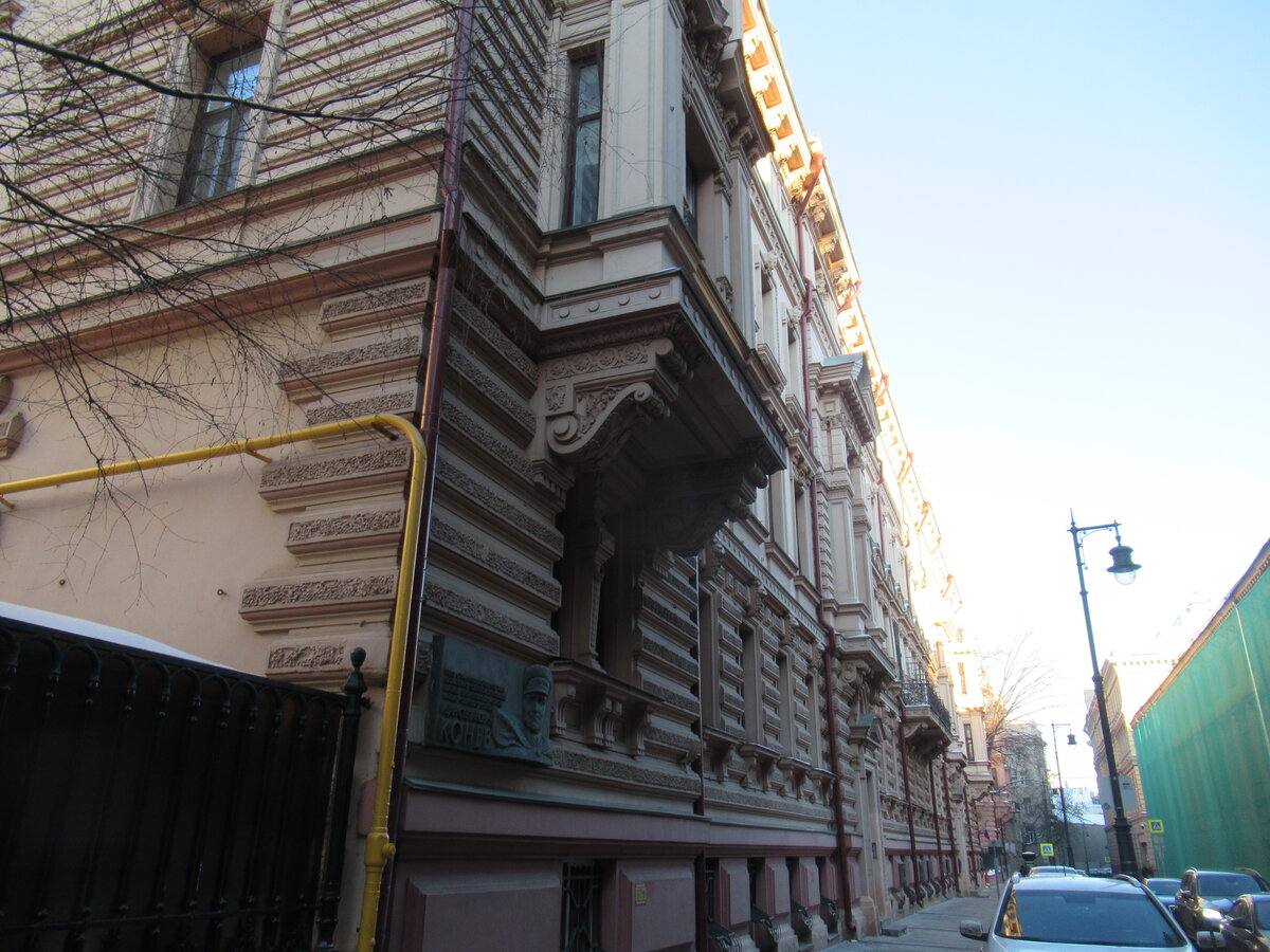 Дом номер 3, строение 1, слева видна мемориальная доска маршала Конева