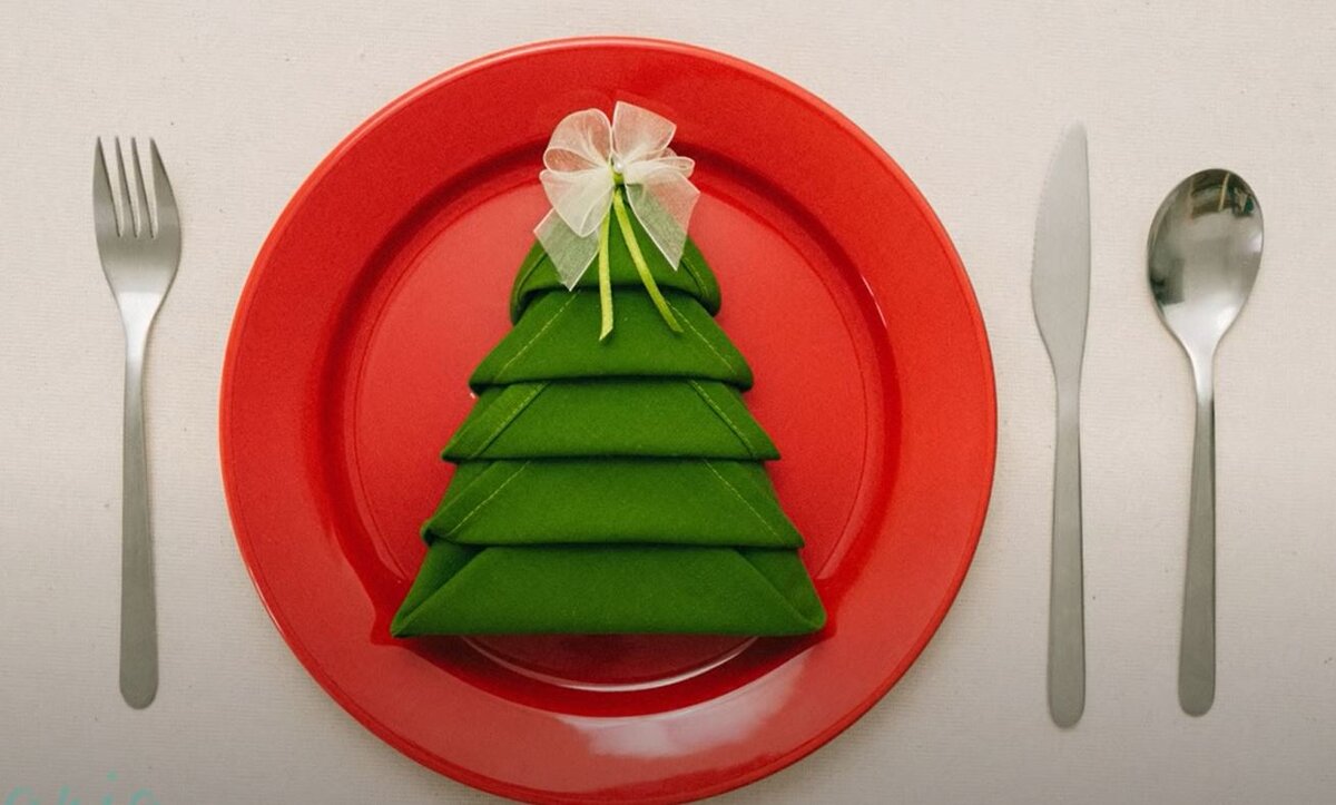 Салфетка в форме новогодней елочки. Скриншот из видео.