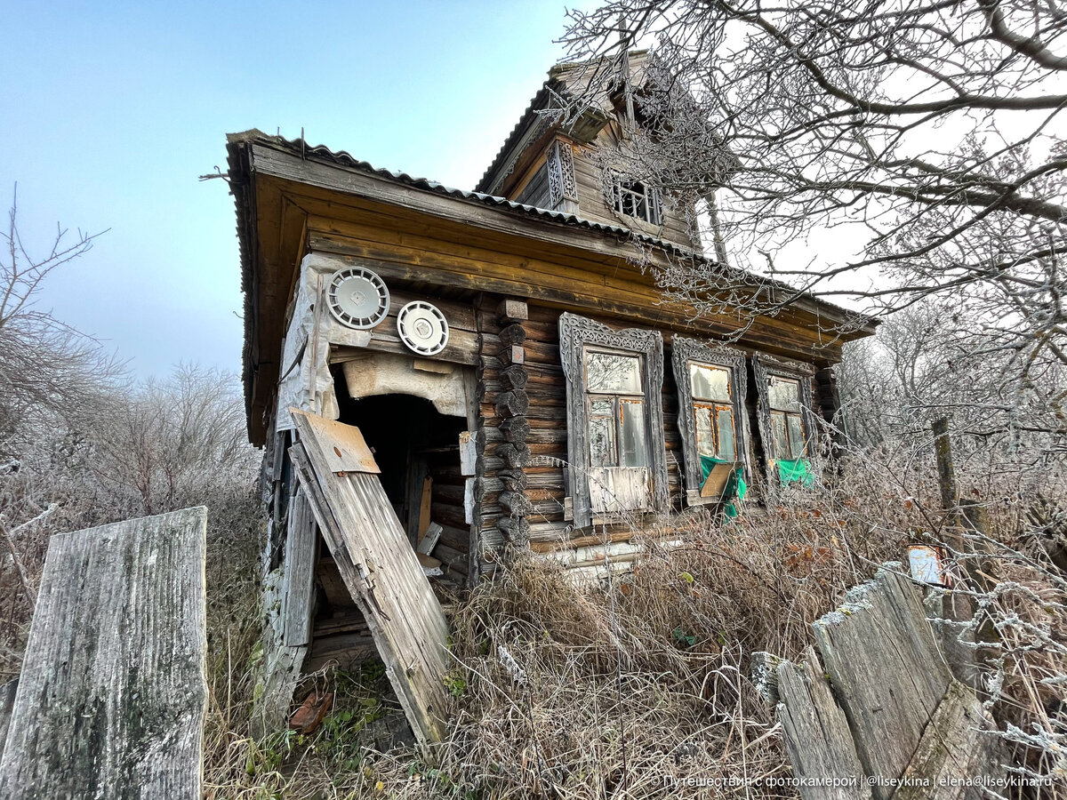 Жизнь в заброшенной деревне. Заброшенный дом в деревне. Заброшенные дома в деревнях. Глухие деревни. Дом в глухой деревне.