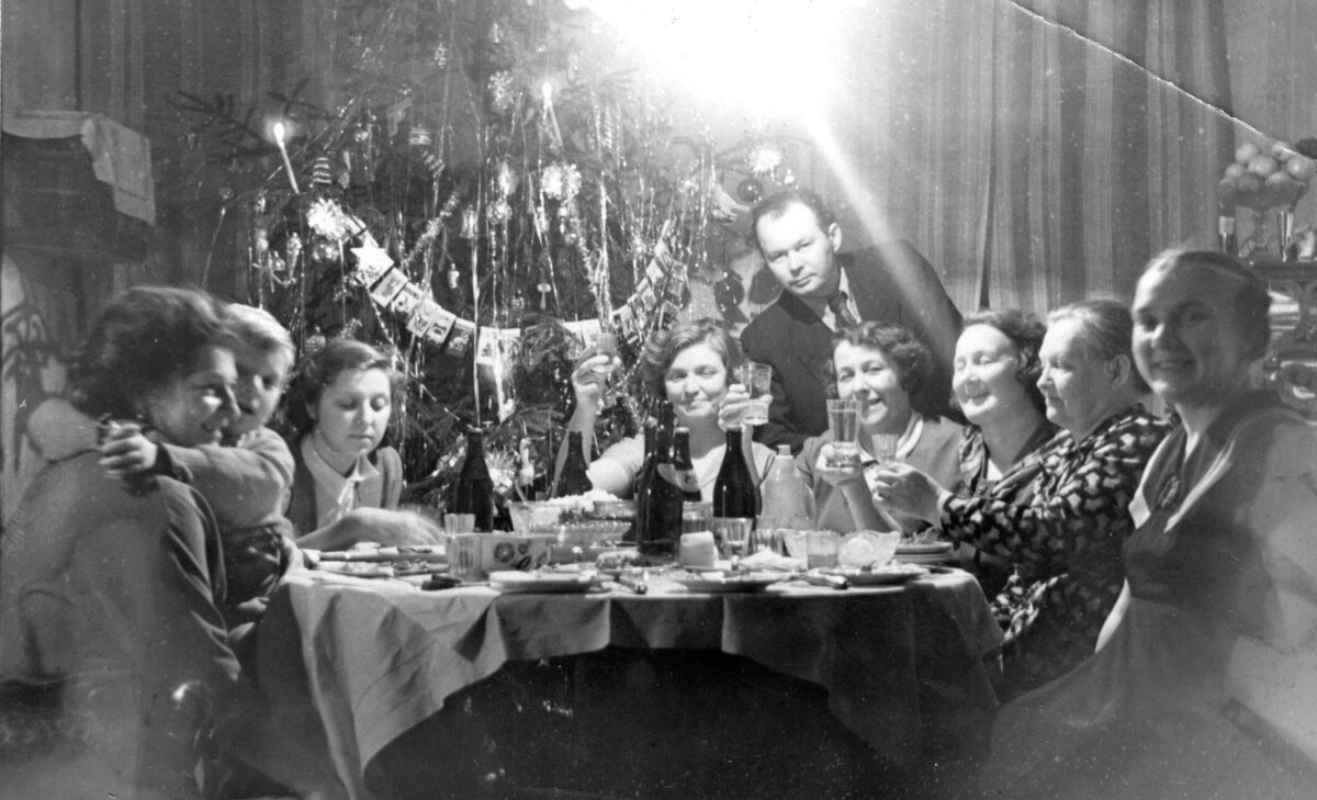 Празднование Нового года в Ленинграде, 1956 год. Источник фото: soviet-postcards.com