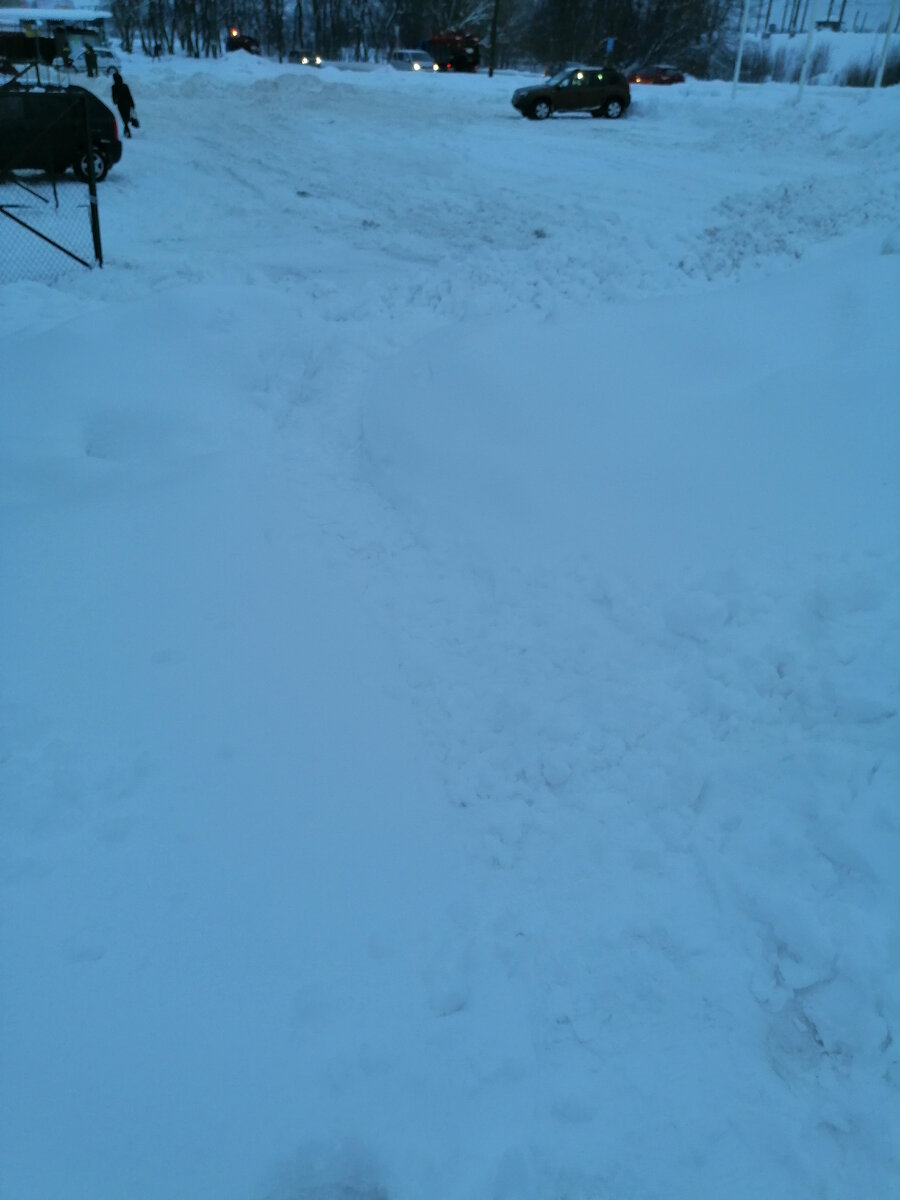 У нас вот так, где-то тут тропинка есть. 