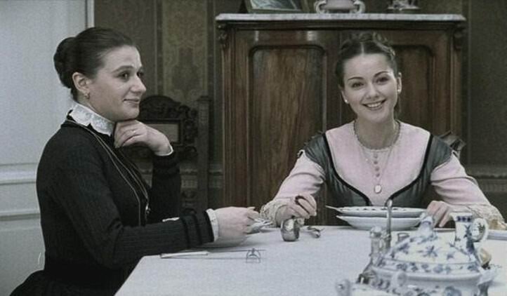 Кадр из сериала «Идиот», Россия, 2003 год. Аглая с сестрой. 