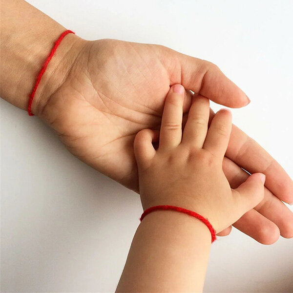 Красная нить на руке: что означает и как правильно носить