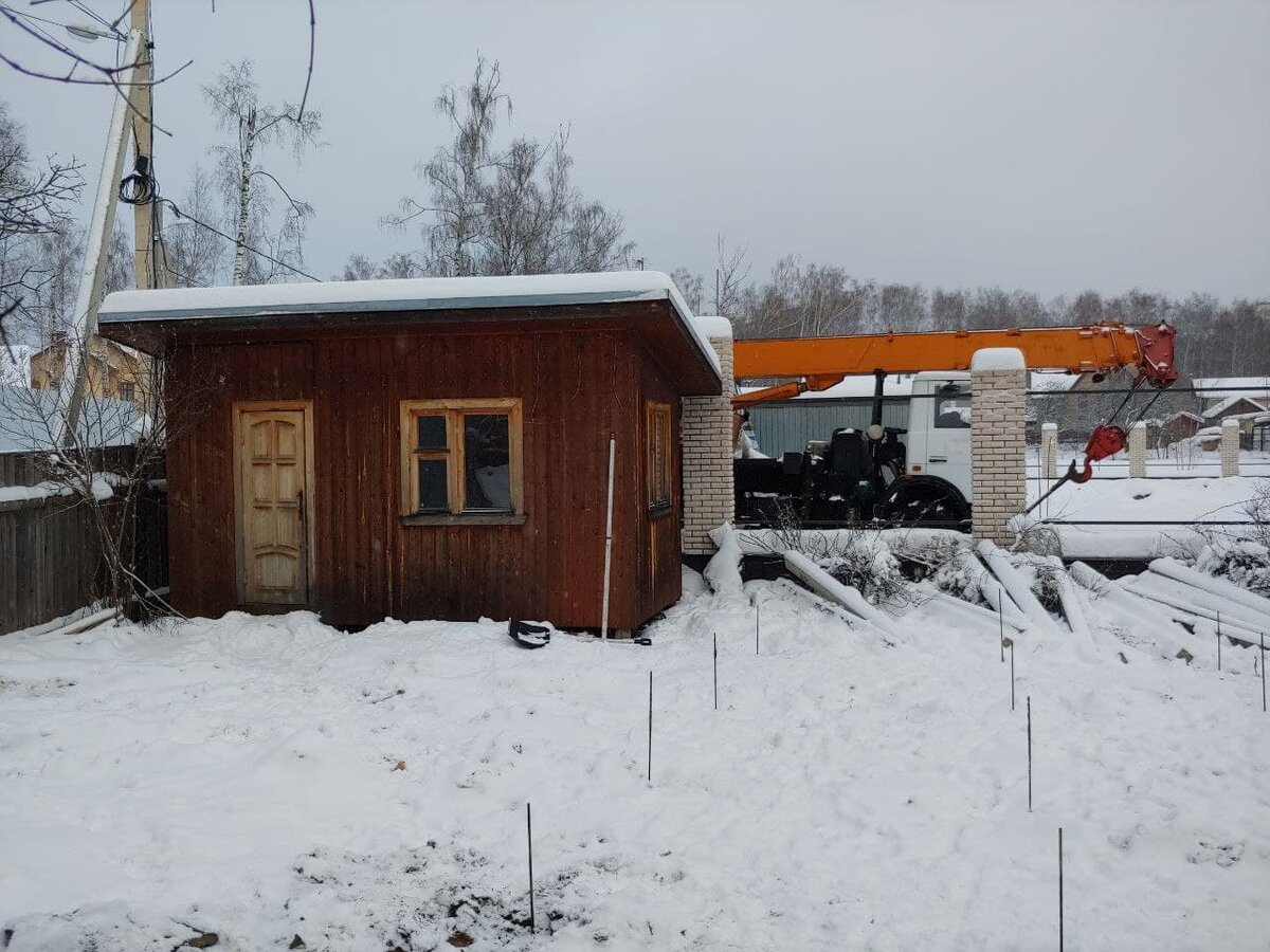 За домиком кран уже крепко засел