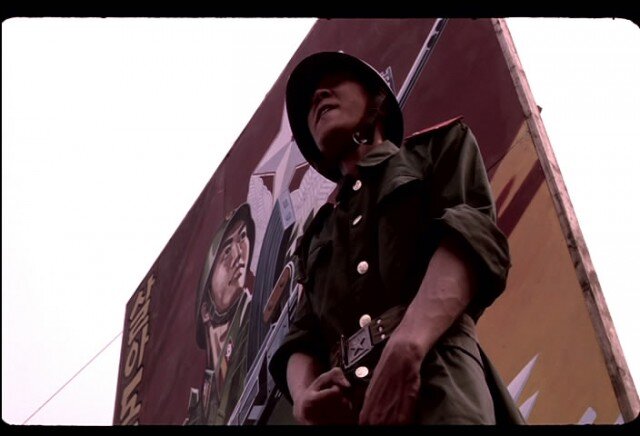 Что он делает? Вы правильно поняли. Но настоящий северокореец даже в такие моменты думает о товарище Ким Ир Сене!