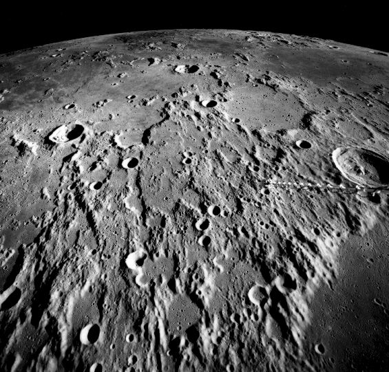 Один из 3480 снимков, сделанных с орбиты метрической камерой «Аполлона-16». Номер снимка AS16-1411. Качество 2491 снимков было сочтено удовлетворительным. 
