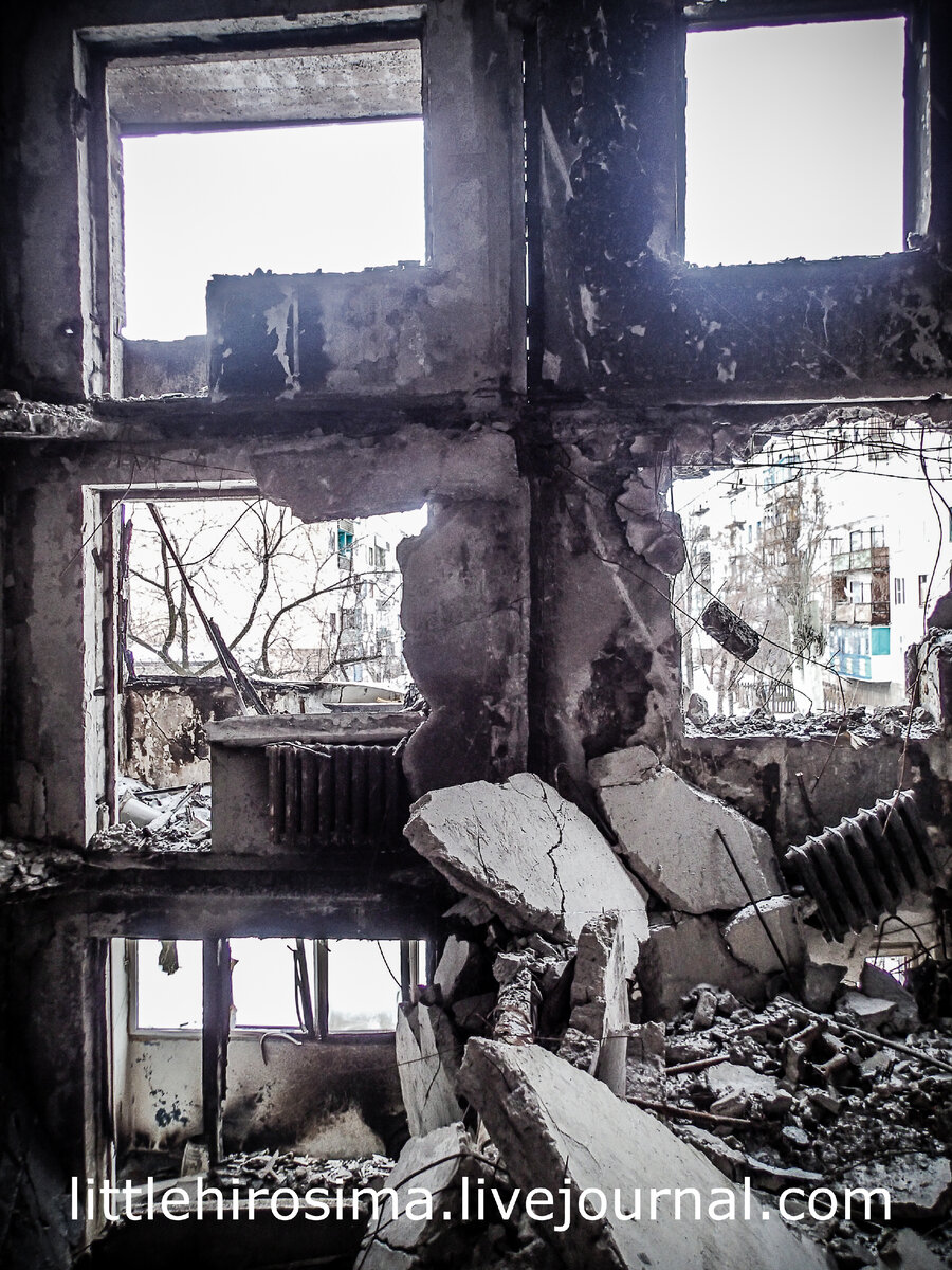 Фото 2014 года. Дом после авианалета, который, к слову, власти Украины отрицали. Первомайск.