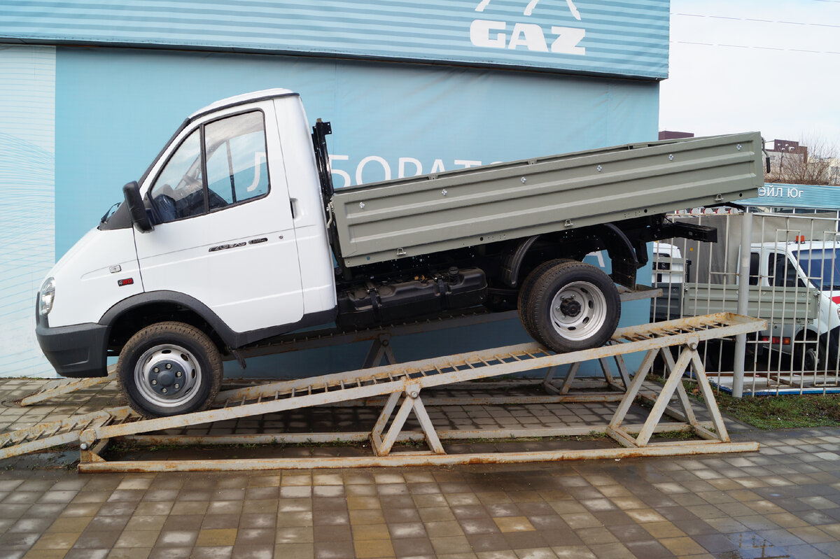 Не смог пройти мимо новой ГАЗели 4WD. Заглянул под авто, чтобы ...
