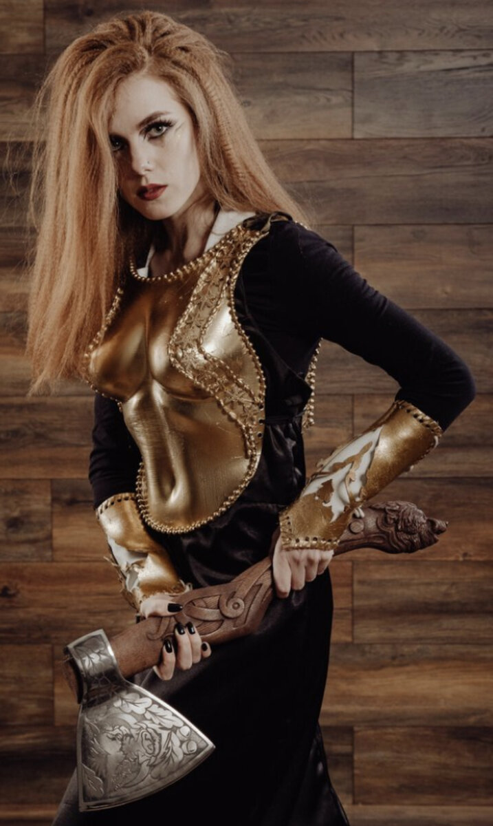 Сталь 65 г, кованые, каленые, твердость 55 HRC, угол заточки 25 градусов. Рисунок нанесён техникой глубокого травления металла.
Топорище ясень камерной сушки. 
Ножны натуральная кожа. 