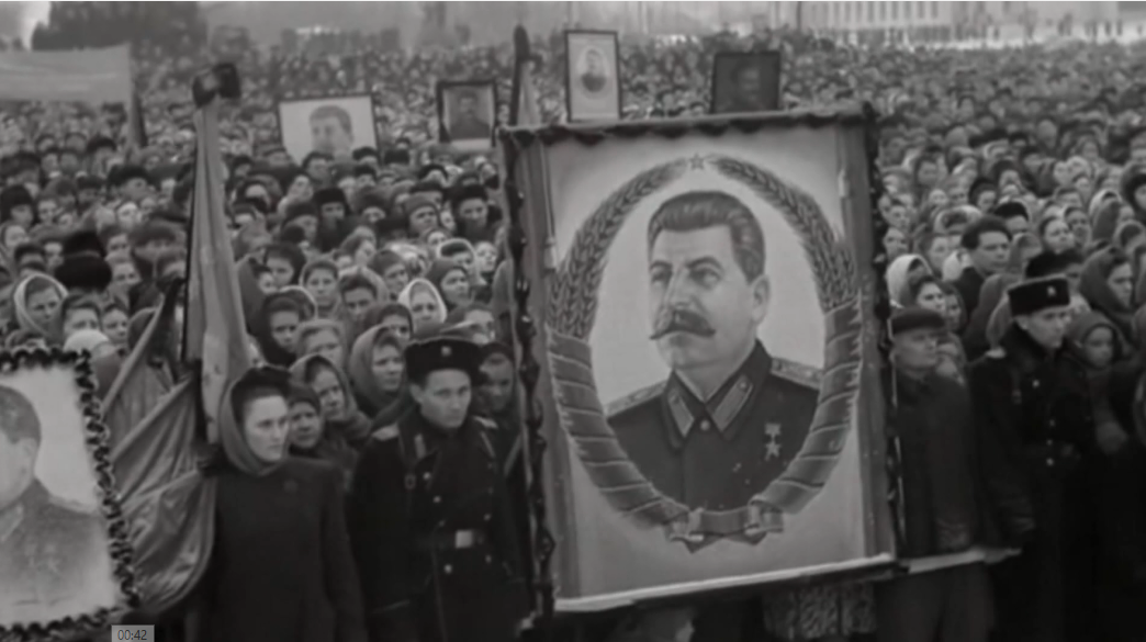 Рабочие Сталинградского тракторного завода на  траурном митинге. Сталинград. 1953 г.