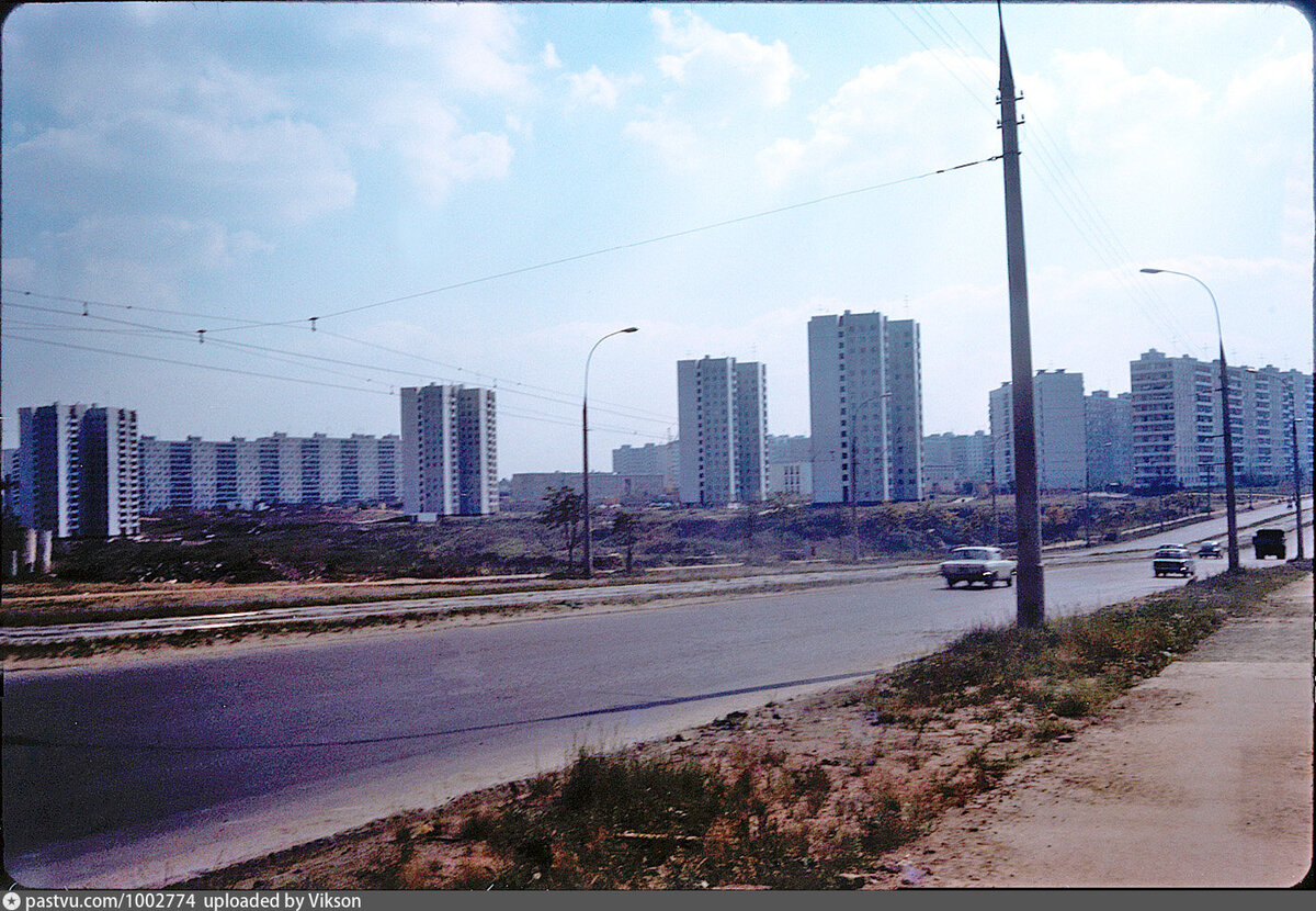 Так выглядела Чертановская улица в месте, где потом появилось метро, 1976-1979. С сайта  www.pastvu.com.