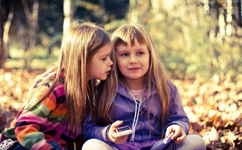 Подружки 10 лет. Девочки подружки детские. Фотосессия подруг с детками. Подружки дети. Две подружки дети.