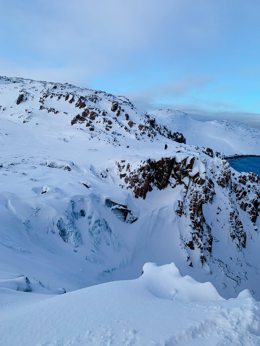 Батарейский водопад в Териберке, который впадает прямо в море. Вот он он замерзший, подо льдом течет вода, надо быть осторожным