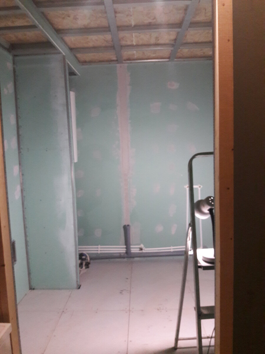 Перегородка для технической зоны из гипсокартона. В ванной используется только влагостойкий гипсокартон