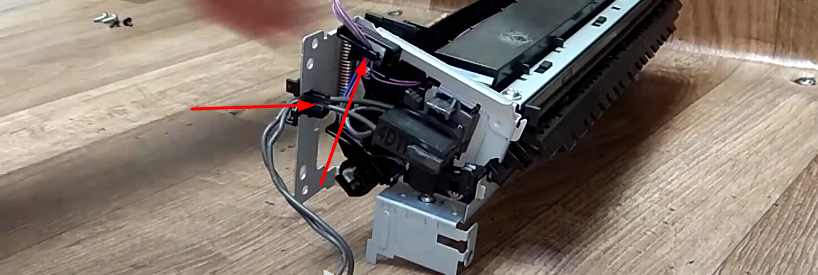 Снимаем держатели по краям термовала