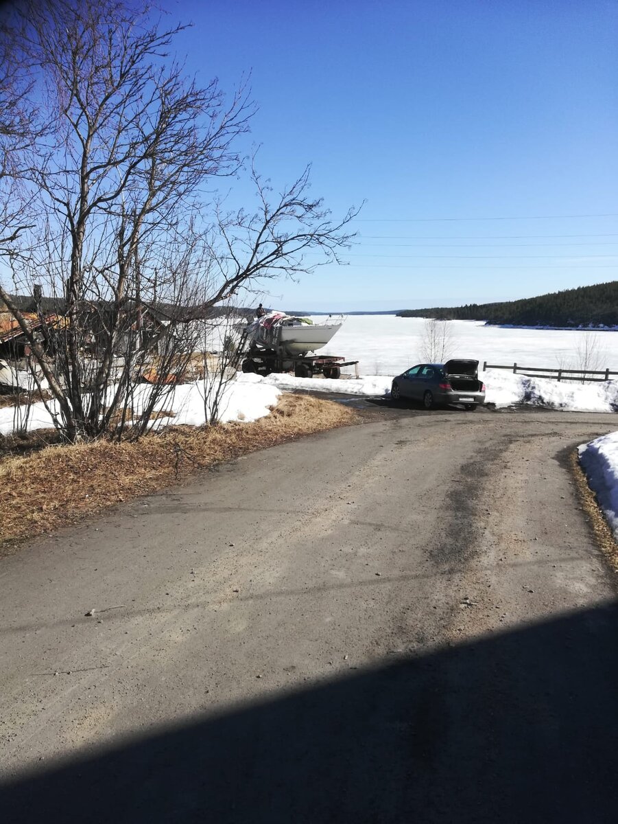 Вид на залив и яхту