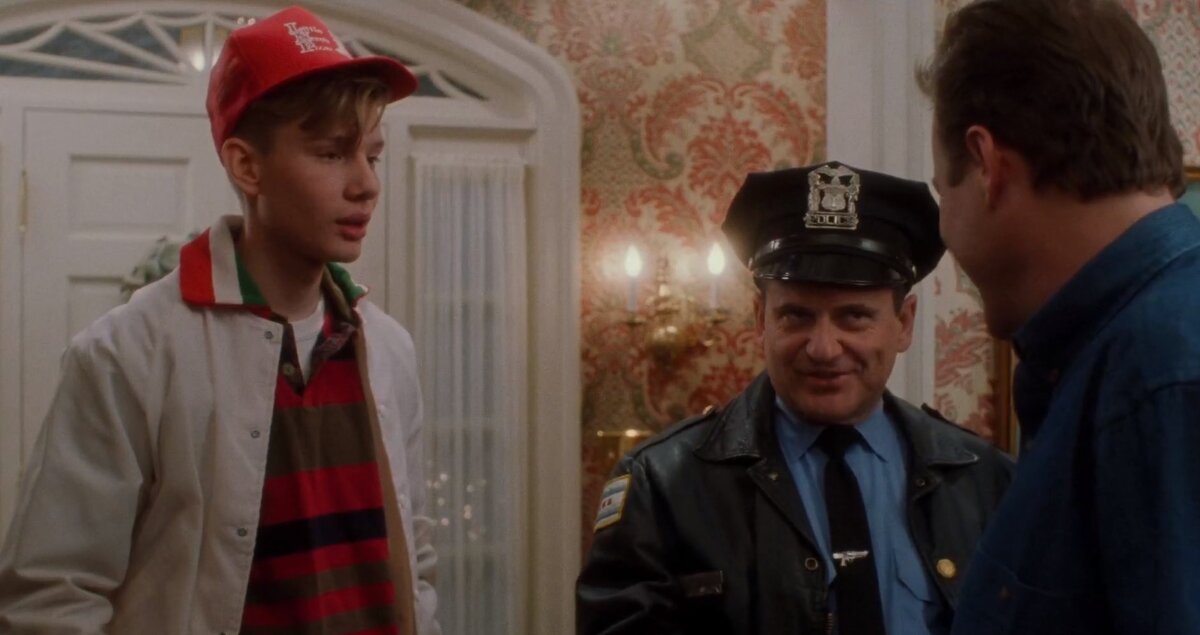 Сцена того как отец Кевина перепугался при встрече с полицейским