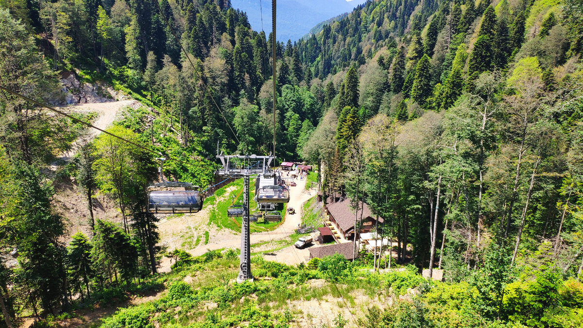 Очень живописный спуск к водопадам Менделиха.