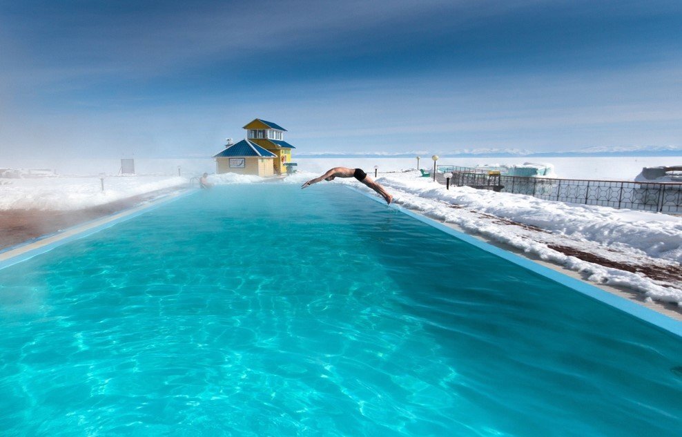 Бассейн с горячей минеральной водой на мысе Котельниковский.